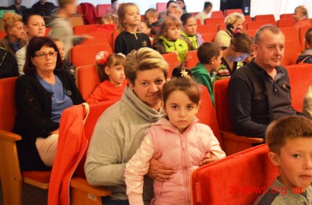 Сергій Сухомлин роздав маленьким житомирянам шкільні рюкзаки