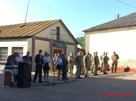 На фасаді Житомирського політехнічнічного ліцею відкрили меморіальну дошку учаснику АТО Віталію Ступаку