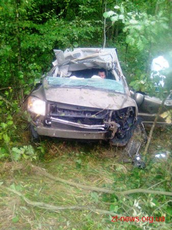 На Житомирщині позашляховик врізався в дерево
