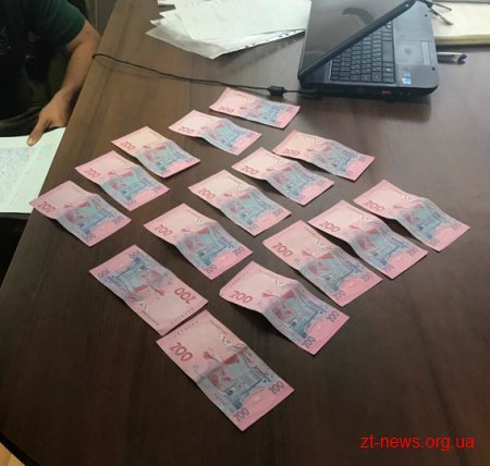 У Житомирі затримали чоловіка, який намагався дати хабар поліцейському