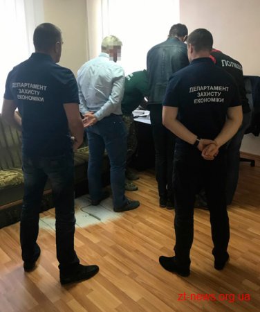 У Житомирі затримали чоловіка, який намагався дати хабар поліцейському