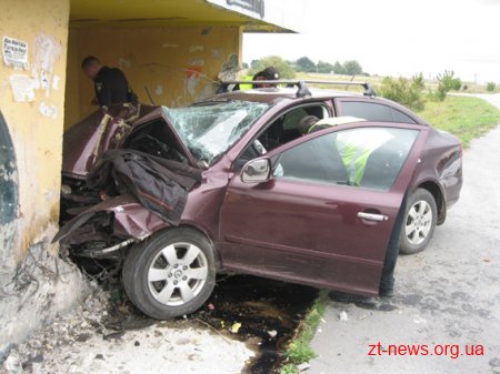 На Житомирщині автомобіль влетів у зупинку