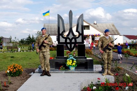 У селі Садки відкрили пам’ятний знак «Героям, захисникам України»