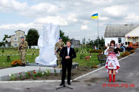 У селі Садки відкрили пам’ятний знак «Героям, захисникам України»