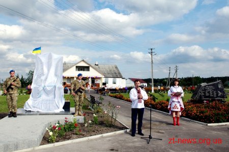 У селі Садки відкрили пам’ятний знак «Героям, захисникам України»