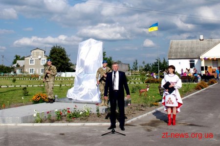У селі Садки відкрили пам’ятний знак «Героям, захисникам України»