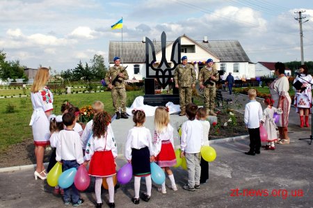 У селі Садки відкрили пам’ятний знак «Героям, захисникам України»