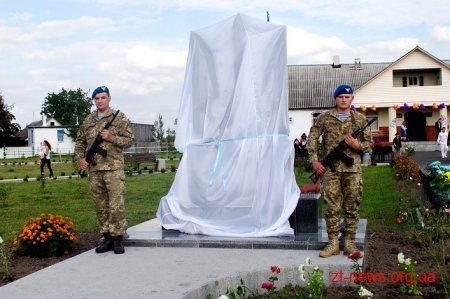У селі Садки відкрили пам’ятний знак «Героям, захисникам України»