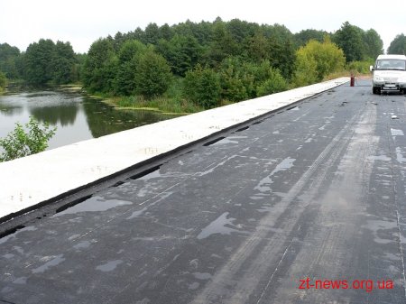 На мосту у селі Рижани підрядник готується до влаштування асфальтобетонного покриття