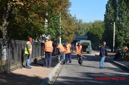 На Польовій завершуються ремонтні роботи асфальтобетонного покриття