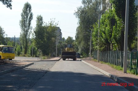 На Польовій завершуються ремонтні роботи асфальтобетонного покриття