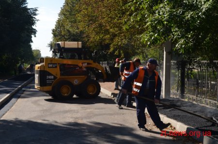 На Польовій завершуються ремонтні роботи асфальтобетонного покриття