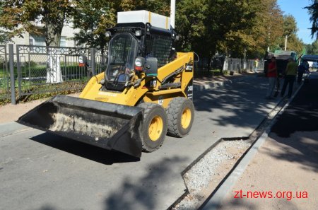На Польовій завершуються ремонтні роботи асфальтобетонного покриття