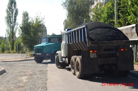 На Польовій завершуються ремонтні роботи асфальтобетонного покриття