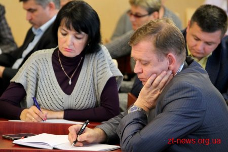 На нараді з головним лікарями обласних закладів «шукали» кошти на заробітну плату