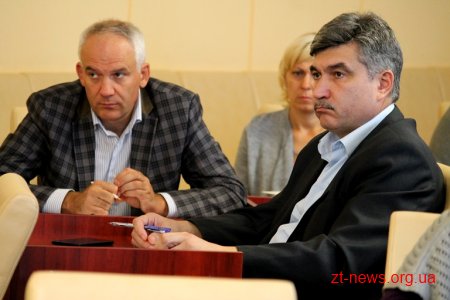 На нараді з головним лікарями обласних закладів «шукали» кошти на заробітну плату