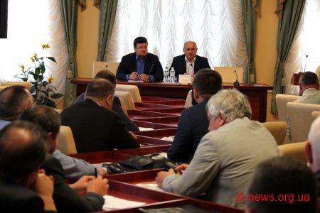 На нараді з головним лікарями обласних закладів «шукали» кошти на заробітну плату