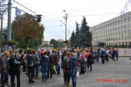 Медпрацівники перекрили вулицю Велику Бердичівську