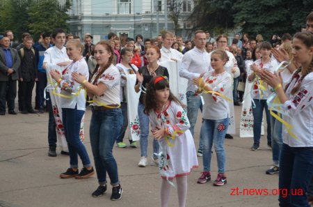 Вихованці училища інтернату на майдані Корольова закликали людей до миру