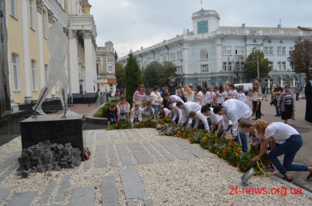 Вихованці училища інтернату на майдані Корольова закликали людей до миру