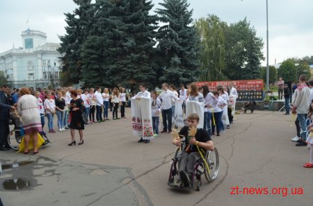 Вихованці училища інтернату на майдані Корольова закликали людей до миру