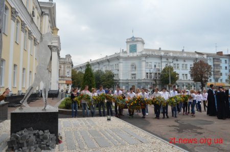 Вихованці училища інтернату на майдані Корольова закликали людей до миру