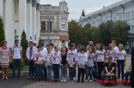 Вихованці училища інтернату на майдані Корольова закликали людей до миру