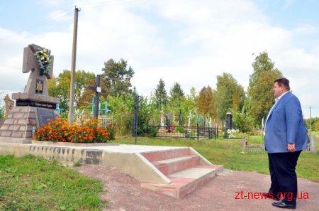 Ігор Гундич перевірив, як дбають про пам’ятний знак борцям за волю України в Овручі