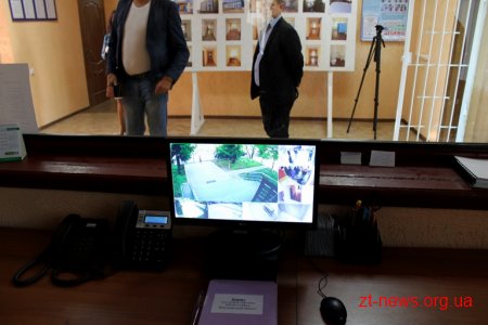 Депутати обласної ради постріляли з бойової зброї та спробували «звільнити заручників»