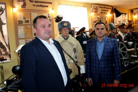 Депутати обласної ради постріляли з бойової зброї та спробували «звільнити заручників»