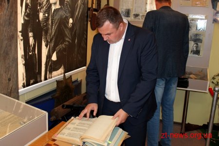 Депутати обласної ради постріляли з бойової зброї та спробували «звільнити заручників»