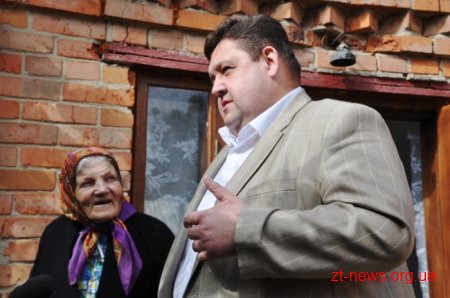 Ігор Гундич привіз у Бердичівський район допомогу для відновлення пошкоджених градом будинків