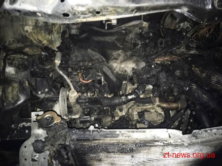 На Житомирщині у дворі багатоповерхівки горів позашляховик