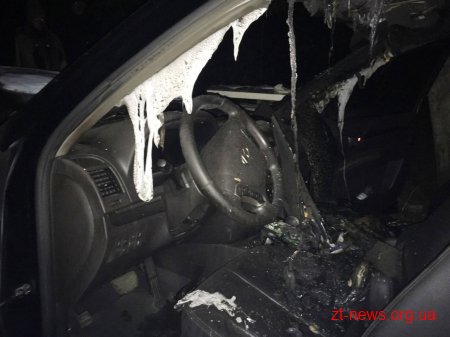 На Житомирщині у дворі багатоповерхівки горів позашляховик