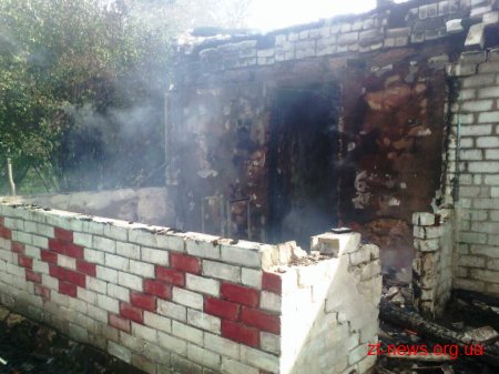 На Житомирщині під час пожежі в будинку сусід разом із сином врятували двох мешканців