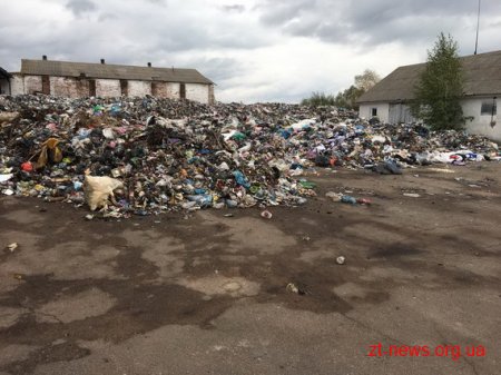 В Коростенському районі на території одного з господарських дворів незаконно приймали львівське сміття