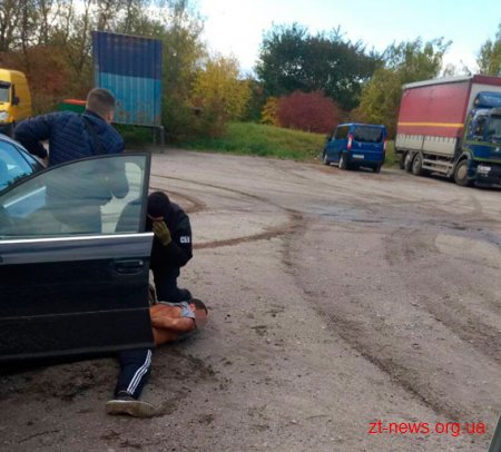 На Житомирщині затримали групу чоловіків, які вимагали гроші у підприємця