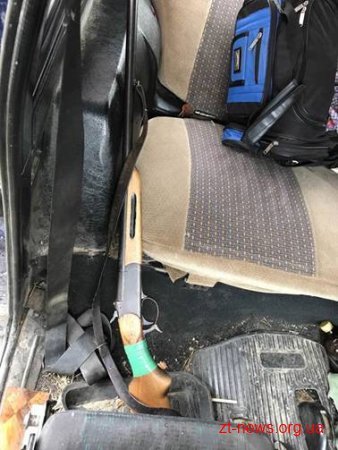 На Житомирщині поліцейські зупинили автомобіль в якому перевозили рушницю