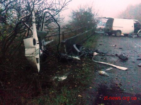 На Житомирщині автомобіль влетів у відбійник на мосту