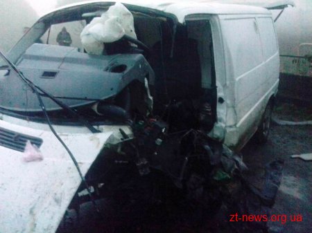На Житомирщині автомобіль влетів у відбійник на мосту