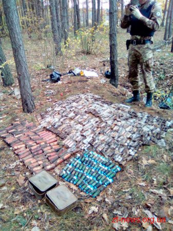 У Житомирському районі поліцейські знешкодили сховок з піротехнікою