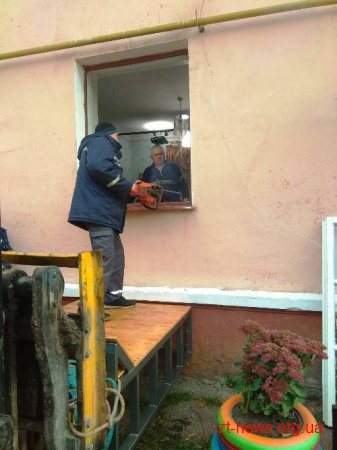 На Коростенщині 60 рятувальників надавали допомогу медикам у транспортуванні хворої жінки