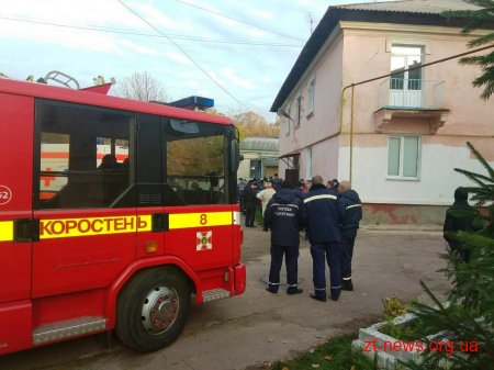 На Коростенщині 60 рятувальників надавали допомогу медикам у транспортуванні хворої жінки