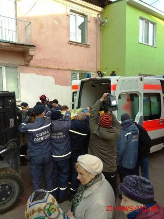 На Коростенщині 60 рятувальників надавали допомогу медикам у транспортуванні хворої жінки