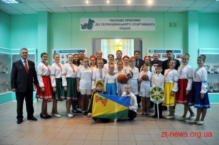 У селі на Житомирщині відкрили футбольний майданчик зі штучним покриттям