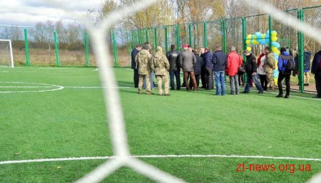 У селі на Житомирщині відкрили футбольний майданчик зі штучним покриттям