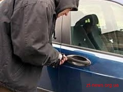 У Житомирі угонщик заснув у викраденому авто У Житомирі угонщик заснув у викраденому авто