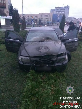 У Житомирі  автомобіль вилетів на клумбу перед міським судом та загорівся