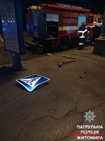 У Житомирі  автомобіль вилетів на клумбу перед міським судом та загорівся