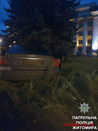 У Житомирі  автомобіль вилетів на клумбу перед міським судом та загорівся